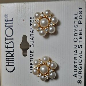 Charlestone rhinestone flower studs faux pearls vintage Never worn LOT1561